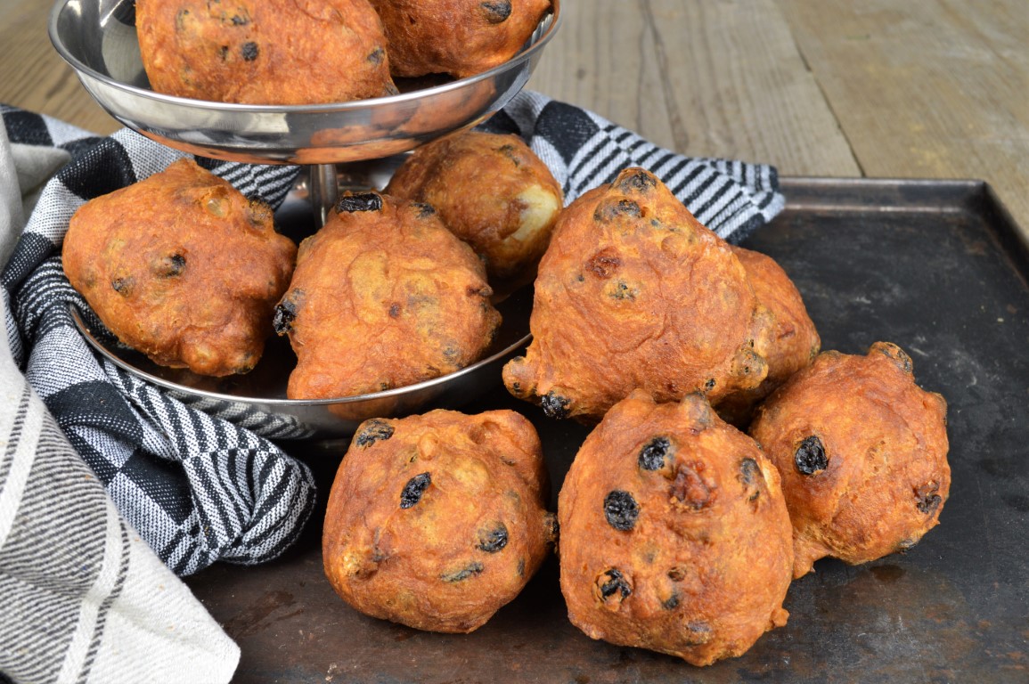 Oliebol met rozijnen op Zaterdag leverbaar. bestellen Bakkerij van der Grijn